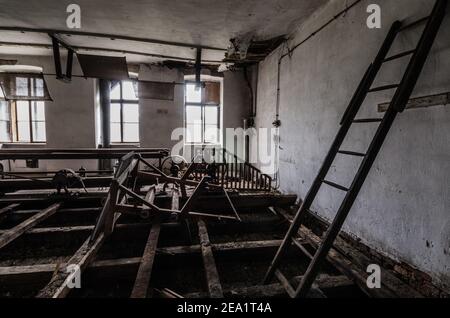 Alte verlassene Zimmer mit Objekten in der Fabrik Stockfoto