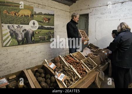 Der Schuppen Veg auf der Duchy Home Farm in der Nähe von Tetbury verkauft Bio-Produkte aus dem Bauernhof und andere lokale Produkte, Gloucestershire, England Stockfoto