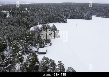Luftaufnahme des Bootshauses auf gefrorenem Loch Vaa im Winter, Schottische Highlands, Schottland, Großbritannien Stockfoto