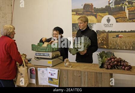 Der Schuppen Veg auf der Duchy Home Farm in der Nähe von Tetbury verkauft Bio-Produkte aus dem Bauernhof und andere lokale Produkte, Gloucestershire, England Stockfoto