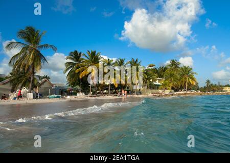 SÜDKÜSTE, BARBADOS – 04. MÄRZ 2011: Worthing Beach. Strand mit Palmen am Meer. Barbados Stockfoto