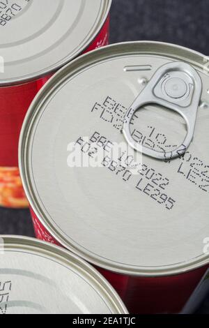 Morrisons Eigenmarke Baked Beans in einer Ring-Pull-Dose mit der BBE / Best Before End Date. Für die Konservierung von Lebensmitteln, Lebensmittelsicherheit. Stockfoto