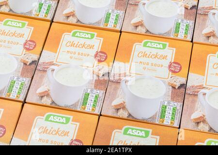 Ordentlich ausgerichtete ASDA-eigene Instant-Hühnersuppe in Kartons. Für UK Supermarkt Brand Wars, ASDA-Logo, Tasse Suppen, eigene Marke Lebensmittel. Stockfoto