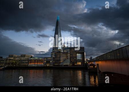 London UK 20 Nov 20 Blick auf die Themse auf die Skyline von London bei Sonnenaufgang Stockfoto