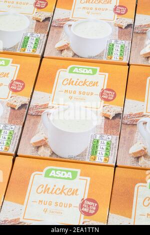 Ordentlich ausgerichtete ASDA-eigene Instant-Hühnersuppe in Kartons. Für UK Supermarkt Brand Wars, ASDA-Logo, Tasse Suppen, eigene Marke Lebensmittel. Stockfoto