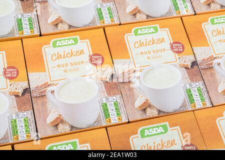 Ordentlich ausgerichtete ASDA-eigene Instant-Hühnersuppe in Kartons. Für UK Supermarkt Brand Wars, ASDA-Logo, Tasse Suppen, eigene Marke Lebensmittel. Stockfoto