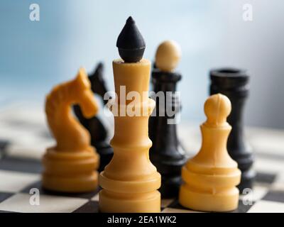 Schachfiguren. Weißer König, Ritter und Bauer im Vordergrund Stockfoto