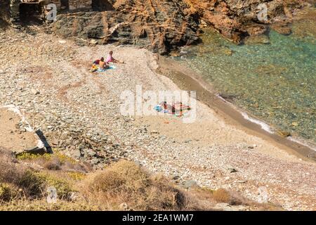 Insel Folegandros, Griechenland - 25. September 2020: Blick auf die Küste und den Strand von Ligaria der Insel Folegandros. Die Leute sonnen sich am Strand. Stockfoto