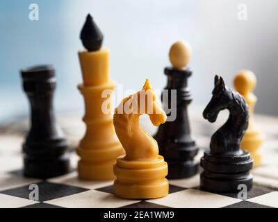 Schachfiguren. Weißer und schwarzer Ritter im Vordergrund Stockfoto