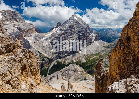 Blick auf das Travenanzer Tal und den Tofana di Rozes (Tofane-Gruppe). Die Ampezzo Dolomiten. Venetien. Italienische Alpen. Europa. Stockfoto