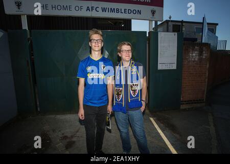 KINGSTON UPON THAMES, GROSSBRITANNIEN - Fans kommen vorbei an dem Spiel vor dem AFC Wimbledon gegen Bury . Stockfoto