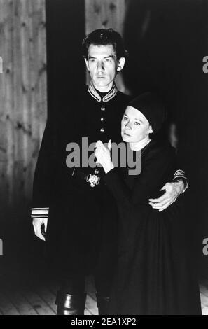 Ian McKellen (Macbeth), Judi Dench (Lady Macbeth) in MACBETH von Shakespeare bei der Royal Shakespeare Company (RSC), The Other Place, Stratford-upon-Avon, England 04/08/1976 Design: John Napier Beleuchtung: Leo Leibovici Regie: Trevor Nunn Stockfoto