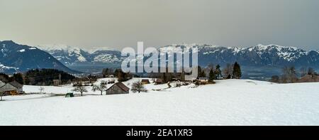 Winter Landschaft mit Sahara Sandwolke, Landschaft mit sandigen Wolken und verschneiten Bergen, Schneefeld und Wäldern. Säntis und Alpstein im Hintergrund Schnee Stockfoto