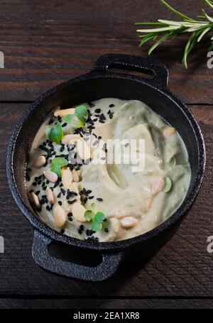 Avocado Dip in einer schwarzen Gusseisen-Platte, mit Rosmarin verziert angeordnet Stockfoto