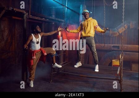 Zwei Rapper posieren und treten im coolen Studio auf Stockfoto