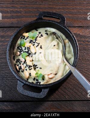Avocado Dip in einer schwarzen Gusseisen-Platte, mit Rosmarin verziert angeordnet Stockfoto