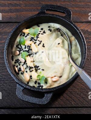 Avocado Dip in einer schwarzen Gusseisen-Platte, mit Rosmarin verziert angeordnet Stockfoto