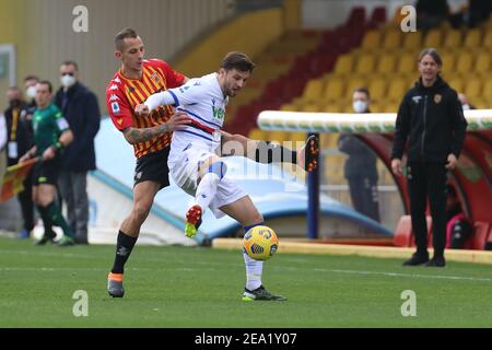 Benevento, Italien. Februar 2021, 7th. Bartsoz Bereszynski (UC Sampdoria) und Riccardo Improta (Benevento Calcio) während der Serie A Fußballspiel zwischen Benevento - Sampdoria, Stadio Ciro Vigorito am 07. Februar 2021 in Benevento Italien/LiveMedia Kredit: Emmanuele Mastrodonato/LPS/ZUMA Wire/Alamy Live News Stockfoto