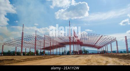 Arbeit vor Ort und große Stahlrahmen eines großen Geschäftshauses. Stockfoto