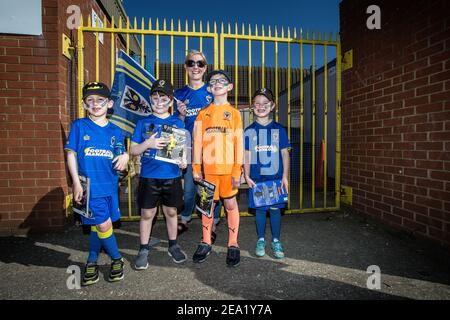 Junge Fußballfans mit Mutter im AFC Wimbledon Fußballverein, England Stockfoto