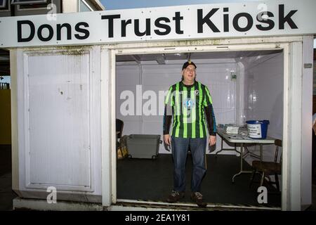 KINGSTON UPON THAMES, VEREINIGTES KÖNIGREICH - der Dons Trust Kiosk vor dem AFC Wimbledon gegen Bury Spiel. Stockfoto