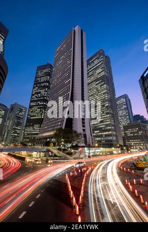 Japan, Tokio – 27. März 2018: Wolkenkratzer im Viertel Shinjuku bei Nacht. Stockfoto