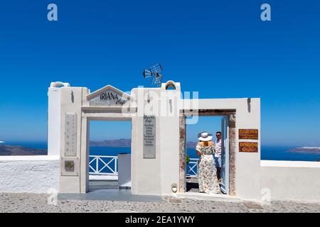 Santorini/Kreta, Griechenland - 07. Juli 2017: Insel Thira, Santorini. Schöne weiße Tür gegen einen blauen Himmel und Meer Stockfoto