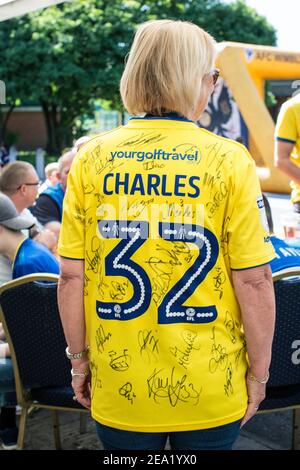 Weibliche Fußball-Fan trägt Fußballtrikot Verein AFC Wimbledon , England. Stockfoto