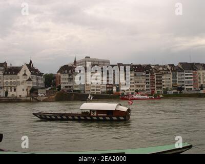 Rheinüberquerung in Basel durch kleine Fähren manuell gegen die Strömung gezogen auf einem Seil über dem Fluss aufgehängt. Stockfoto