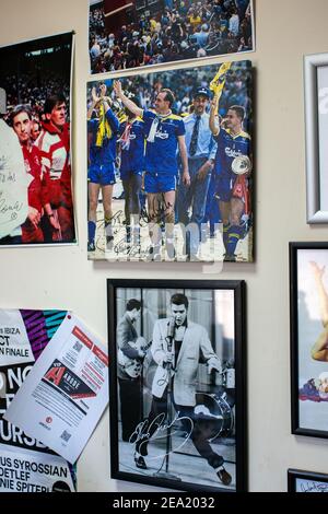 Fußballmemorabilien und Poster an der Wand im Büro des Fußballvereins AFC Wimbledon, England Stockfoto