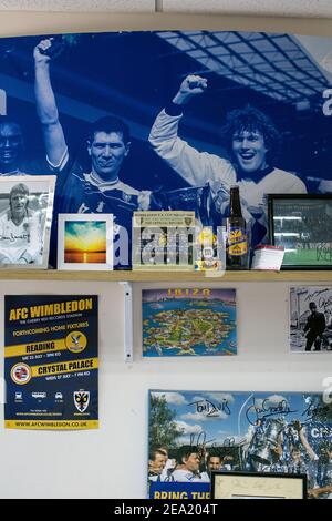 Fußballmemorabilien und Poster an der Wand im Büro des Fußballvereins AFC Wimbledon, England Stockfoto