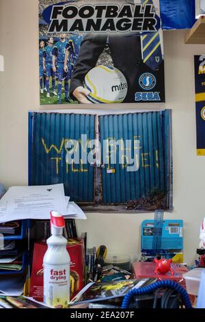 Fußballmemorabilien und Poster an der Wand im Büro des Fußballvereins AFC Wimbledon, England Stockfoto