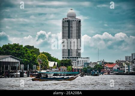 Bangkok, Thailand 08.20.2019 faszinierender Turm der Bangkok River Park Wohnanlage entlang des Chao Phraya Flusses Stockfoto