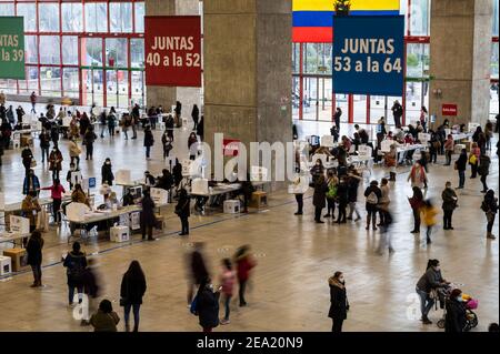 Madrid, Spanien. Februar 2021, 07th. Die Ecuadorianer wählen im Wahllokal für die Wahlen in Ecuador. Rund 68.000 Ecuadorianer sind aufgrund der covid-19-Pandemie in Madrid bei den Präsidentschafts- und Parlamentswahlen im Rahmen strenger Biosicherheitsmaßnahmen zur Abstimmung aufgerufen. Mehr als 179.000 Menschen aus Ecuador können heute in Spanien abstimmen. Quelle: Marcos del Mazo/Alamy Live News Stockfoto