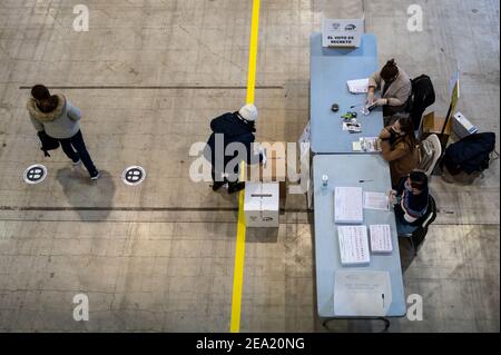 Madrid, Spanien. Februar 2021, 07th. Eine ecuadorianische Frau gibt ihre Stimme ab. Rund 68.000 Ecuadorianer sind aufgrund der covid-19-Pandemie in Madrid bei den Präsidentschafts- und Parlamentswahlen im Rahmen strenger Biosicherheitsmaßnahmen zur Abstimmung aufgerufen. Mehr als 179.000 Menschen aus Ecuador können heute in Spanien abstimmen. Quelle: Marcos del Mazo/Alamy Live News Stockfoto