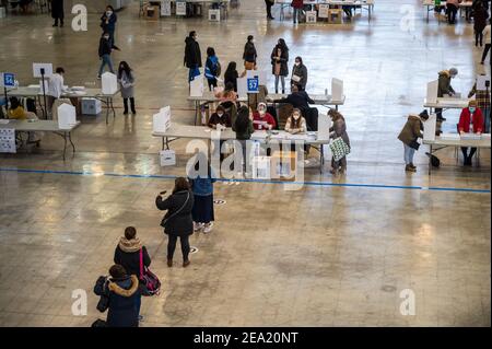 Madrid, Spanien. Februar 2021, 07th. Ecuadorianer warten auf ihre Wahl bei den Wahlen in Ecuador. Rund 68.000 Ecuadorianer sind aufgrund der covid-19-Pandemie in Madrid bei den Präsidentschafts- und Parlamentswahlen im Rahmen strenger Biosicherheitsmaßnahmen zur Abstimmung aufgerufen. Mehr als 179.000 Menschen aus Ecuador können heute in Spanien abstimmen. Quelle: Marcos del Mazo/Alamy Live News Stockfoto