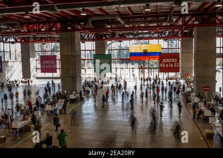 Madrid, Spanien. Februar 2021, 07th. Blick auf das Wahllokal für die Wahlen in Ecuador. Rund 68.000 Ecuadorianer sind aufgrund der covid-19-Pandemie in Madrid bei den Präsidentschafts- und Parlamentswahlen im Rahmen strenger Biosicherheitsmaßnahmen zur Abstimmung aufgerufen. Mehr als 179.000 Menschen aus Ecuador können heute in Spanien abstimmen. Quelle: Marcos del Mazo/Alamy Live News Stockfoto