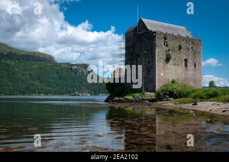 Carrick Castle ist ein Turmhaus aus dem 14th. Jahrhundert am Westufer von Loch Goil auf der Halbinsel Cowal in Argyll und Bute, Schottland. Es befindet sich zwischen Stockfoto