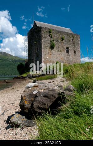 Carrick Castle ist ein Turmhaus aus dem 14th. Jahrhundert am Westufer von Loch Goil auf der Halbinsel Cowal in Argyll und Bute, Schottland. Es befindet sich zwischen Stockfoto