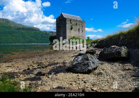 Carrick Castle ist ein Turmhaus aus dem 14th. Jahrhundert am Westufer von Loch Goil auf der Halbinsel Cowal in Argyll und Bute, Schottland. Es befindet sich zwischen Stockfoto