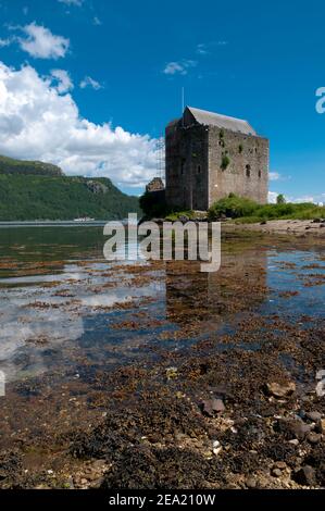 Carrick Castle ist ein Turmhaus aus dem 14th. Jahrhundert am Westufer von Loch Goil auf der Halbinsel Cowal in Argyll und Bute, Schottland. Es befindet sich zwischen Stockfoto