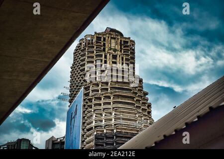 Bangkok, Thailand 08.20.2019 Sathorn Unique Tower, Ghost Tower ist ein unvollendeter Wolkenkratzer in der thailändischen Hauptstadt Bangkok. Geplant als Hochhaus-CO Stockfoto