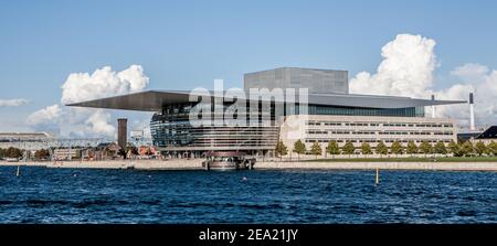 Kopenhagen, Dänemark - 26. August 2014. Das Kopenhagener Opernhaus ist das nationale Opernhaus Dänemarks und liegt an der Hafenfront auf der Insel Holmen in Kopenhagen. Das Gebäude wurde vom weltberühmten dänischen Architekten Henning Larsen entworfen. Stockfoto