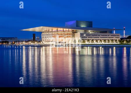 Kopenhagen, Dänemark - 26. August 2014. Das Kopenhagener Opernhaus ist das nationale Opernhaus Dänemarks und liegt an der Hafenfront auf der Insel Holmen in Kopenhagen. Das Gebäude wurde vom weltberühmten dänischen Architekten Henning Larsen entworfen. Stockfoto