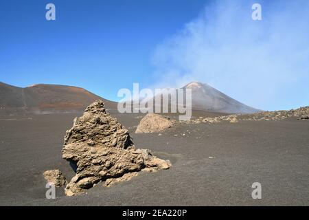 Magmatische Felsformation und Ätna Südost-Gipfelkrater, Sizilien Stockfoto