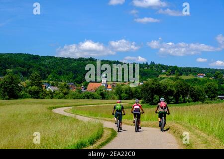 Radfahrer entlang der Naab, Naabtal Radweg, bei Duggendorf, Naabtal, Oberpfalz, Bayern, Deutschland Stockfoto