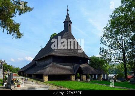 Römisch-katholische gotische Holzkirche Allerheiligen, Tvrdosin, Region Orava, Slowakei Stockfoto