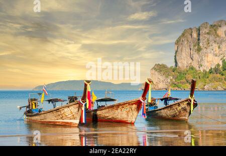 Drei Langschwanz-Boote, die am Railay Beach in Krabi, Thailand, festgemacht sind. Diese Boote sind die traditionelle Form des Wassertransports in Krabi Stockfoto