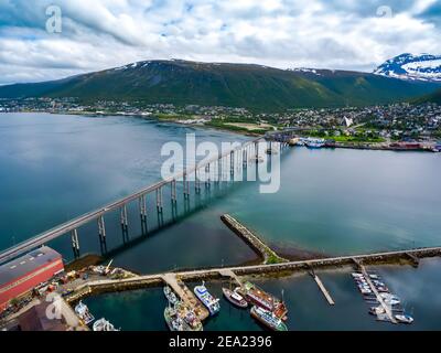 Brücke der Stadt Tromsø, Norwegen Luftaufnahmen. Tromso gilt als die nördlichste Stadt der Welt mit einer Bevölkerung über 50.000. Stockfoto