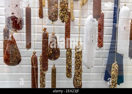 Wurst im Schaufenster. Stockfoto